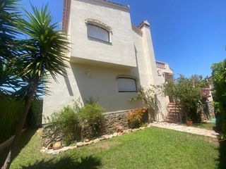 Casa aparellada  Calle horus. Venta de chalet pareado en montroig del camp