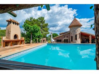 Country house in Milà (El). Preciosa masía en venta en el milà espacio y tradición en plena