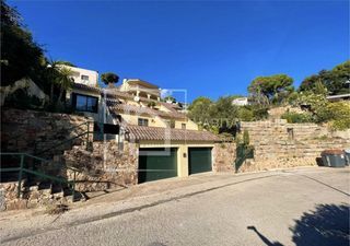 Chalet in Santa Maria de Llorell. Tossa de mar. urb. nuestra señora de llorell. dos casas, piscina