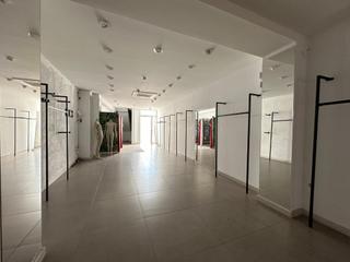 Lloguer Local Comercial  N/a. Fantástico local comercial en carrer sant pere
