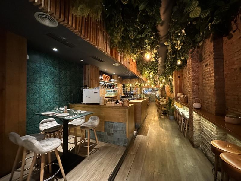 Foto faf38b2c-b9a8-48c4-9901-e7847181c616. Traspaso local comercial restaurante disponible con licencia c3 salida de humos en Barcelona