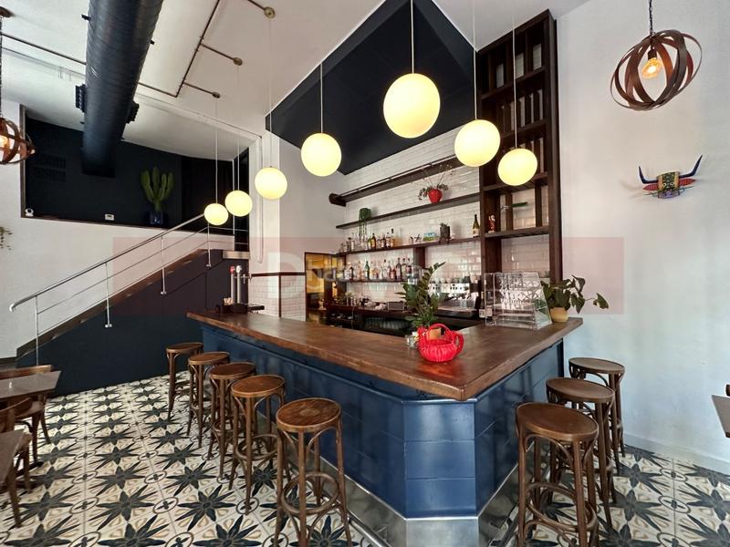 Foto 7f2a3a8a-c1a0-4750-ad77-98eea78b88d4. Traspaso local comercial local esquinero zona sant gervasi licencia c1 en Barcelona