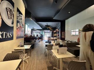 Traspàs Local Comercial  N/a. Heladería con gran fachada zona gotic
