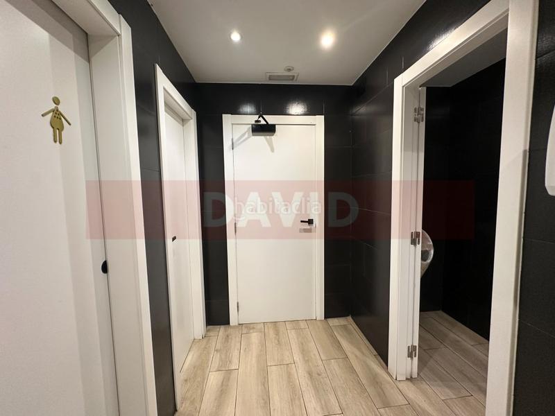 Foto 9903a80a-7657-4a25-9342-c2713b67ff9d. Traspaso local comercial heladería con gran fachada zona gotic en Barcelona