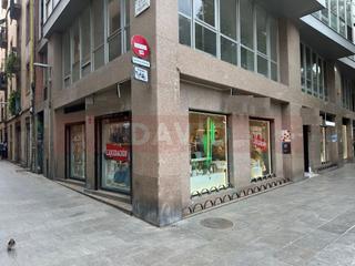 Lloguer Local Comercial  N/a. Local esquinero en alquiler con 20 metros de fachada en mercat d