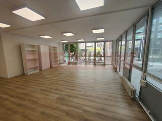 Lloguer Oficina  N/a. Oficina esquinera en alquiler en el centro del gótico muy lumino