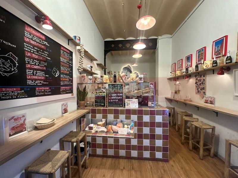 Foto d5a99a93-2873-4a9f-a258-c6f59c557ff5. Traspàs local comercial a Sant Antoni Barcelona