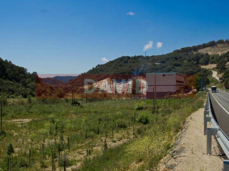 Foto 5e9d2910-ed13-4186-b856-34703117b1d8. Solar industrial a Dosrius poble Dosrius