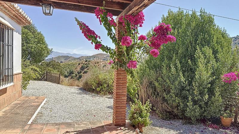 Foto c3a69c6c-0931-4a7e-95c2-4229ae094619. Masia amb aparcament piscina a Almáchar