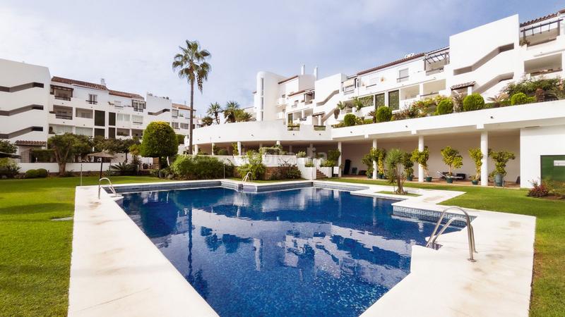 Foto 09ffd8d5-3e5a-4251-924a-880c6c616cf1. Duplex con parcheggio piscina in Bel - Air Estepona