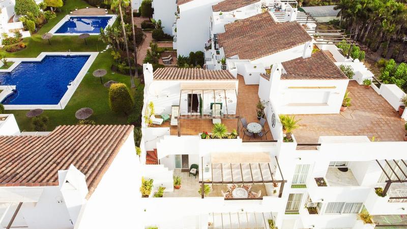 Foto f0b7aa94-f3f6-442f-9c71-2e7dedb0ef4f. Duplex con parcheggio piscina in Bel - Air Estepona