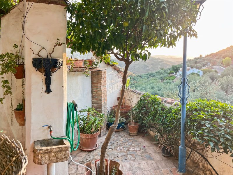 Foto c7eeb97f-58d7-48a3-8808-45f2f429b479. Casa adossada amb aparcament a Comares
