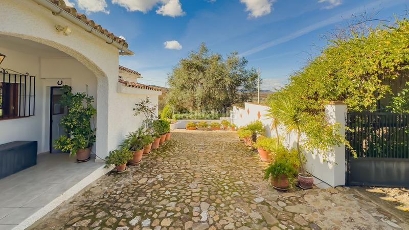 Foto e268b0b7-cdff-491b-85f3-723d4e5b35f0. Chalet en Almogía