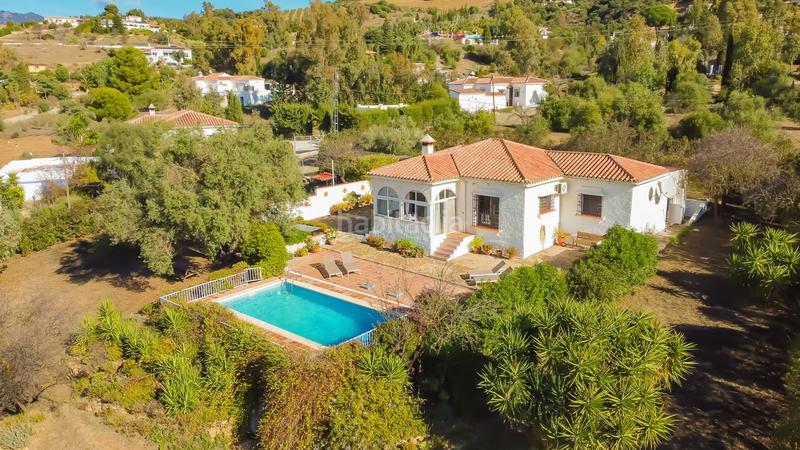 Foto f663f752-0883-424e-8fae-bbe18db7239d. Chalet en Almogía