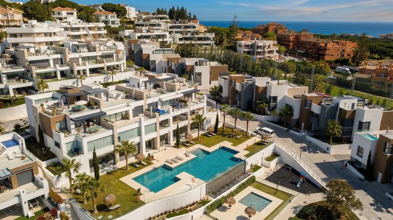 Foto 983d7dc5-becf-427e-a21f-1c83787c30e2. Dúplex amb aparcament piscina a Cabopino - Artola Marbella
