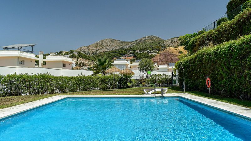 Foto fc0e193f-82e9-4b70-9d73-972815054f5d. Casa adossada amb aparcament piscina a Miraflores del Palo Málaga