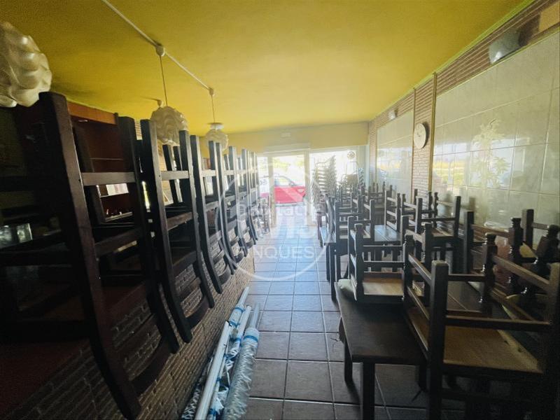 Foto b0819a55-521f-4a13-ab74-8a60c2d98523. Local comercial local+vivienda en av. principal en Miami Platja