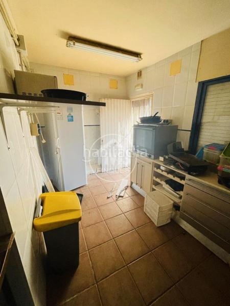 Foto f0f967ab-3b8a-4e70-b582-90821a98396d. Local comercial local+vivienda en av. principal en Miami Platja