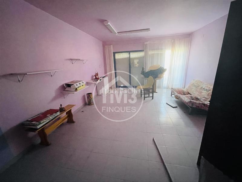 Foto f2e7d561-d373-4e48-a6bb-9ecea2d3a025. Local comercial local+vivienda en av. principal en Miami Platja