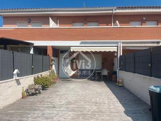 Casa adossada  Carrer espígol. Adosado en rustical montroig