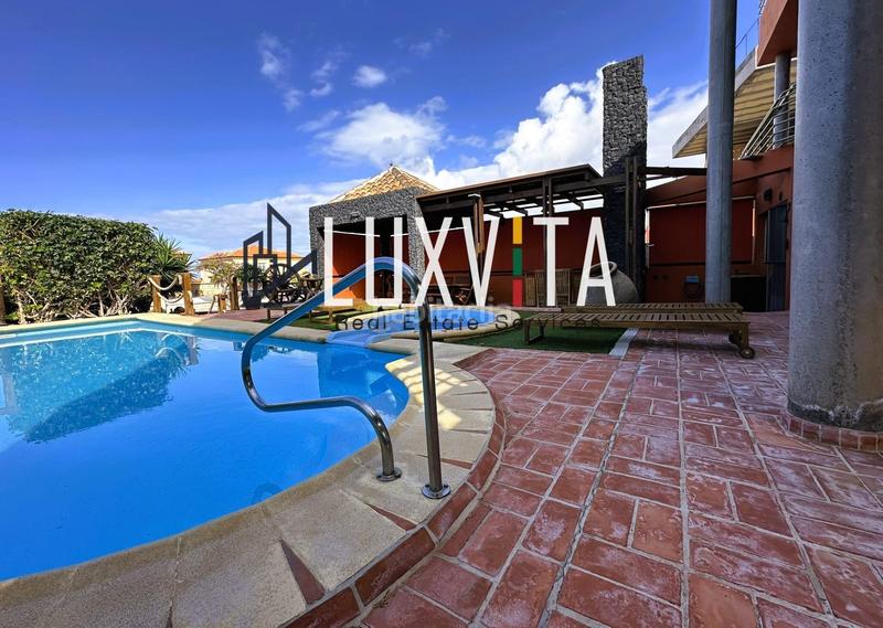 Foto 81b80123-d4b8-4014-aef8-ade443d62cad. Xalet amb calefacció aparcament piscina a Playa Fañabé Alto Adeje