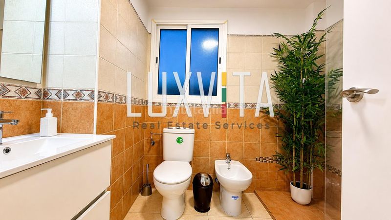 Foto c466e421-cf79-4329-8c7c-6b20b6d1dc03. Casa adossada amb aparcament piscina a Palm - Mar Arona