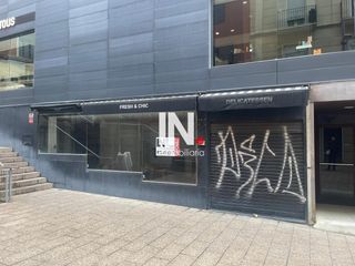 Miete Geschäftsraum  Baixada de la trinitat. Local de alquiler al eix comercial  salida de humos