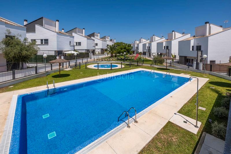 Foto 1a01cc5b-e6f0-49c2-98c0-c39dda9ec788. Chalet en calle majuelo 22 ¡majestuoso chalet independiente en pajanosas! en Guillena