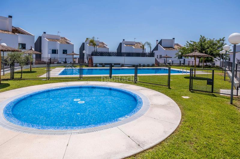 Foto 1aa07ac8-6ed1-48bf-99c4-48f94d315bac. Chalet en calle majuelo 22 ¡majestuoso chalet independiente en pajanosas! en Guillena