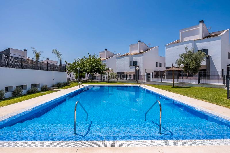 Foto 2c98355f-e0d7-4091-8ab6-17b511151d10. Chalet en calle majuelo 22 ¡majestuoso chalet independiente en pajanosas! en Guillena