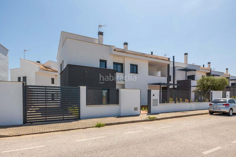 Foto 3ee9ad49-f215-4d39-a1cb-bf944613400d. Chalet en calle majuelo 22 ¡majestuoso chalet independiente en pajanosas! en Guillena