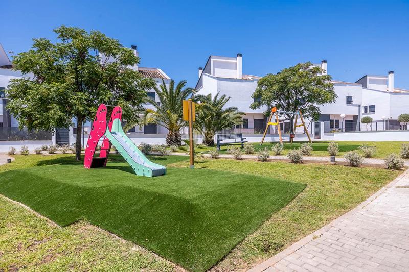 Foto eb1ce8d5-30ba-4ade-bc39-6bd6831d09c4. Chalet en calle majuelo 22 ¡majestuoso chalet independiente en pajanosas! en Guillena