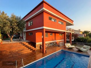 Xalet a Montmar. Villa de autor frente al mediterr�neo montemar  castelldefels  b