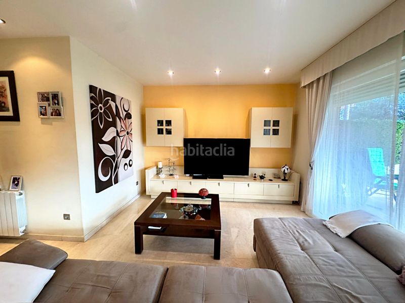 Foto 32799021-4787-4eff-ba06-4a9c60fc6606. Casa adossada amb aparcament piscina a Montgat