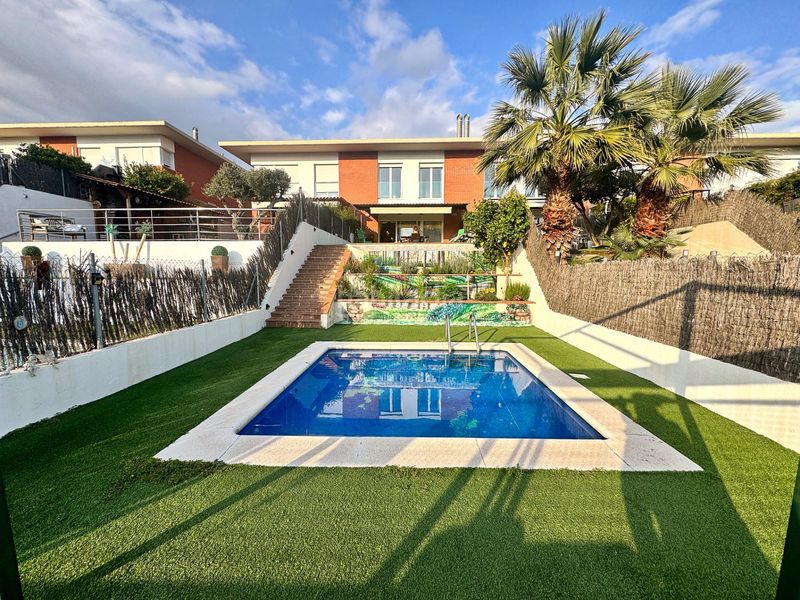Foto 3d54f06a-74da-4713-95c6-a683185536fc. Casa adossada amb aparcament piscina a Montgat