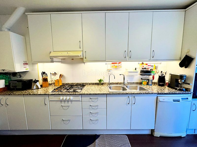 Foto b4743bfb-9b97-4e08-b6a7-f66fe8f6845c. Casa adossada amb aparcament piscina a Montgat