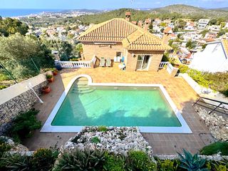Casa  Avenida garrofers. Exclusiva casa con vistas al mar en quintmar, sitges