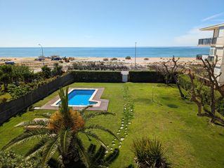 Attico  Maritim. Ático en primera línea de mar con terraza privada y vistas panor