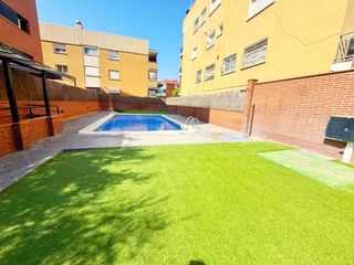 Pis  General palafox. Vivienda exterior con piscina comunitaria, parking y balcón en c