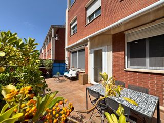 Casa a schiera  Avenida bobiles de les. Casa adosada esquinera en les bòbiles, gavà