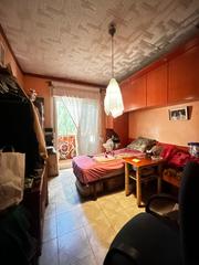 Piso  Passatge dels ametllers. Piso de 4 habitaciones en zona muy buena de esplugues de llobreg