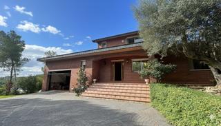Chalet à Corbera de Llobregat. Chalet de 4 habitaciones, 3 baños con garaje y amplio terreno.