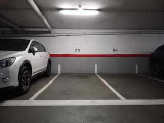 Autoparkplatz in Centre. Plaza de parking mediano