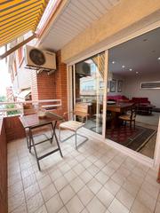Casa adossada a Vinyets-Molí Vell. Chalet adosado con piscina comunitaria