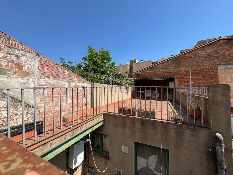 Foto 6b163a43-daa1-44ef-8117-ea650d22460e. Casa adossada amb calefacció aparcament a Centre Sabadell