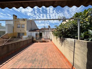 Maison jumelée à Centre. Chalet  con terraza y parking en el centro de sabadell