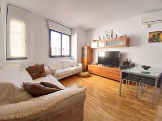 Duplex in Centre. Dúplex luminoso en el centro de sabadell con terraza y 2 plazas