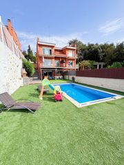 Reihenhaus in El Racó-Sant Feliu del Racó. Espectacular casa con piscina en castellar del vallès lista para