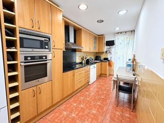 Casa adossada a Centre. Urban grup presenta fantástica casa de 3 plantas con 140 m2 cons