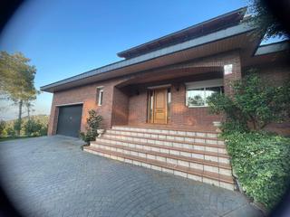 Rent Chalet  Carrer 9. Alquiler temporal de casa unifamiliar con amplio terreno y todas